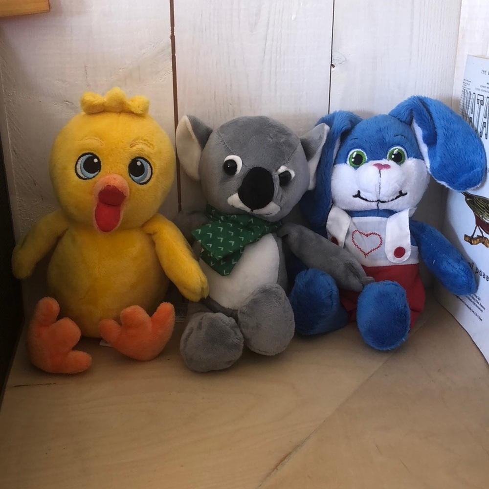 🧡4/$20🧡 Kinder Easter Plush Collection Toy Trio - Yellow, Gray, and Blue